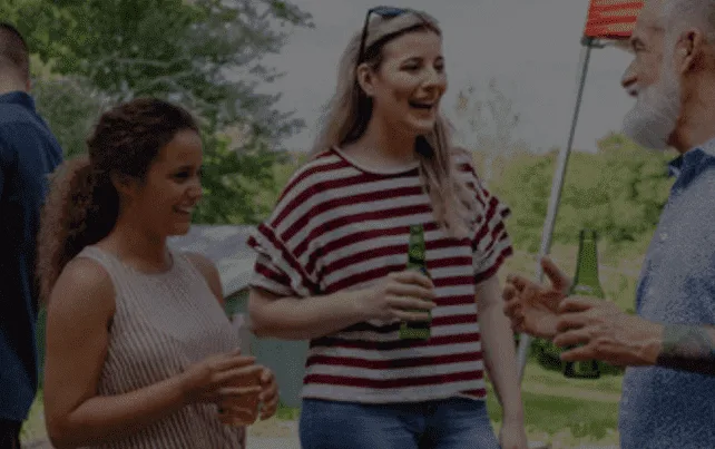 Vecinos clientes de Neivor en un BBQ