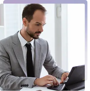 Ejecutivo trabajando en laptop dentro de oficina moderna