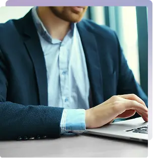 Ejecutivo trabajando en laptop dentro de oficina moderna