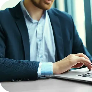 Ejecutivo b trabajando en laptop dentro de oficina moderna